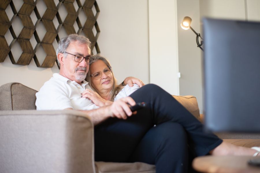 äldre par tittar på iptv hemma i soffan