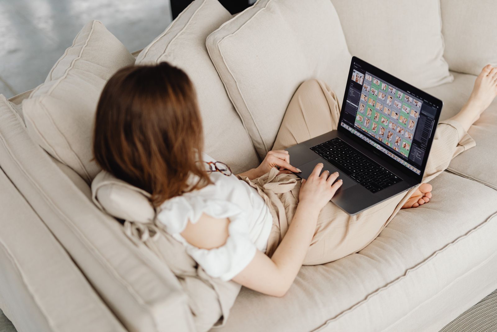 konsument läser om iptv böter med laptop i soffan hemma