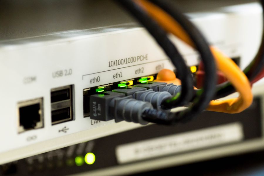nätverksswitch och kablar för en stabil iptv-uppkoppling