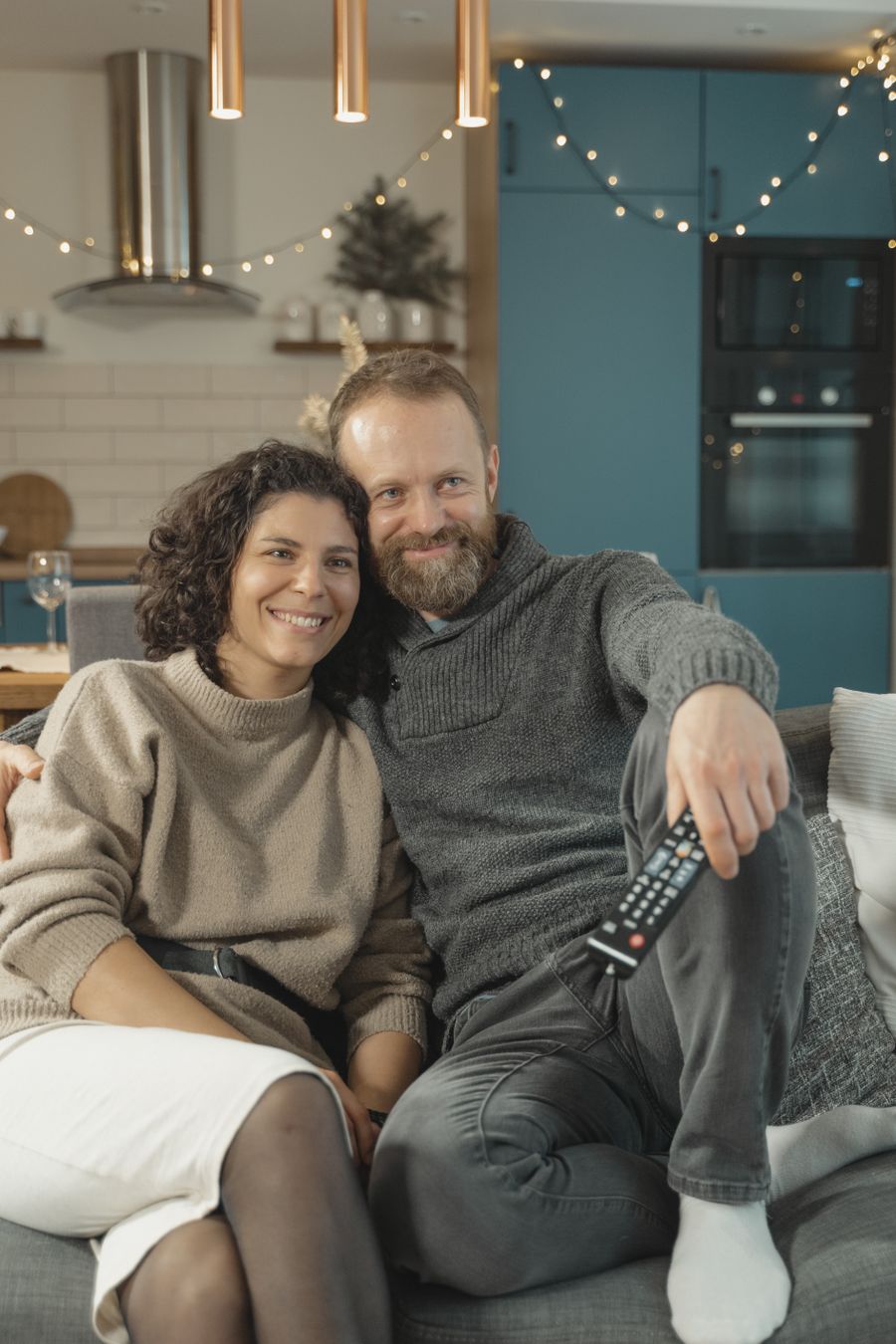 par kopplar av med iptv i ett nordiskt vardagsrum