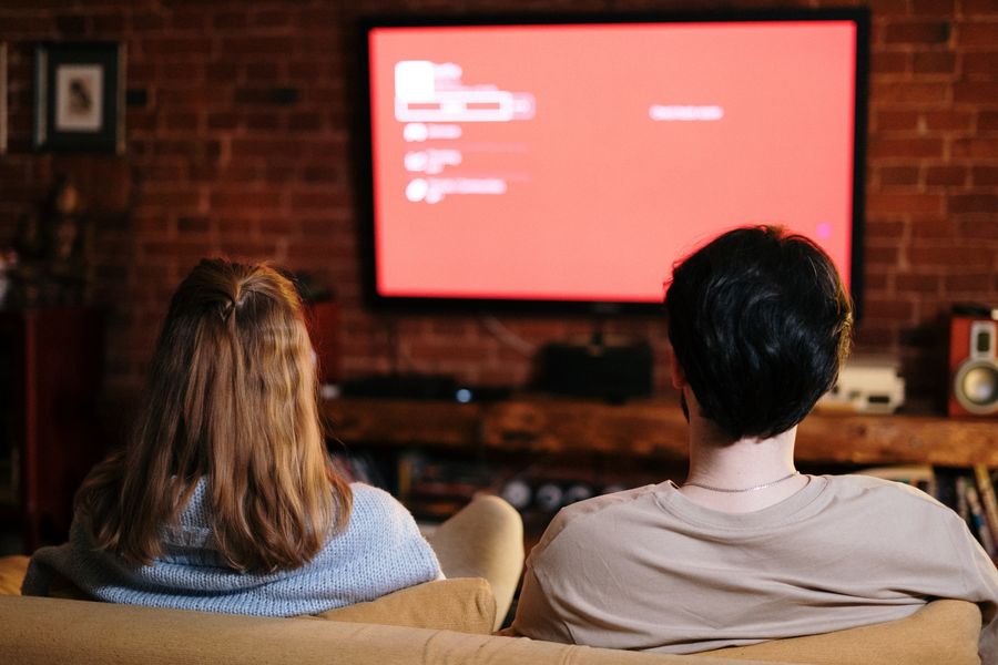 par tittar på film via iptv en kväll hemma