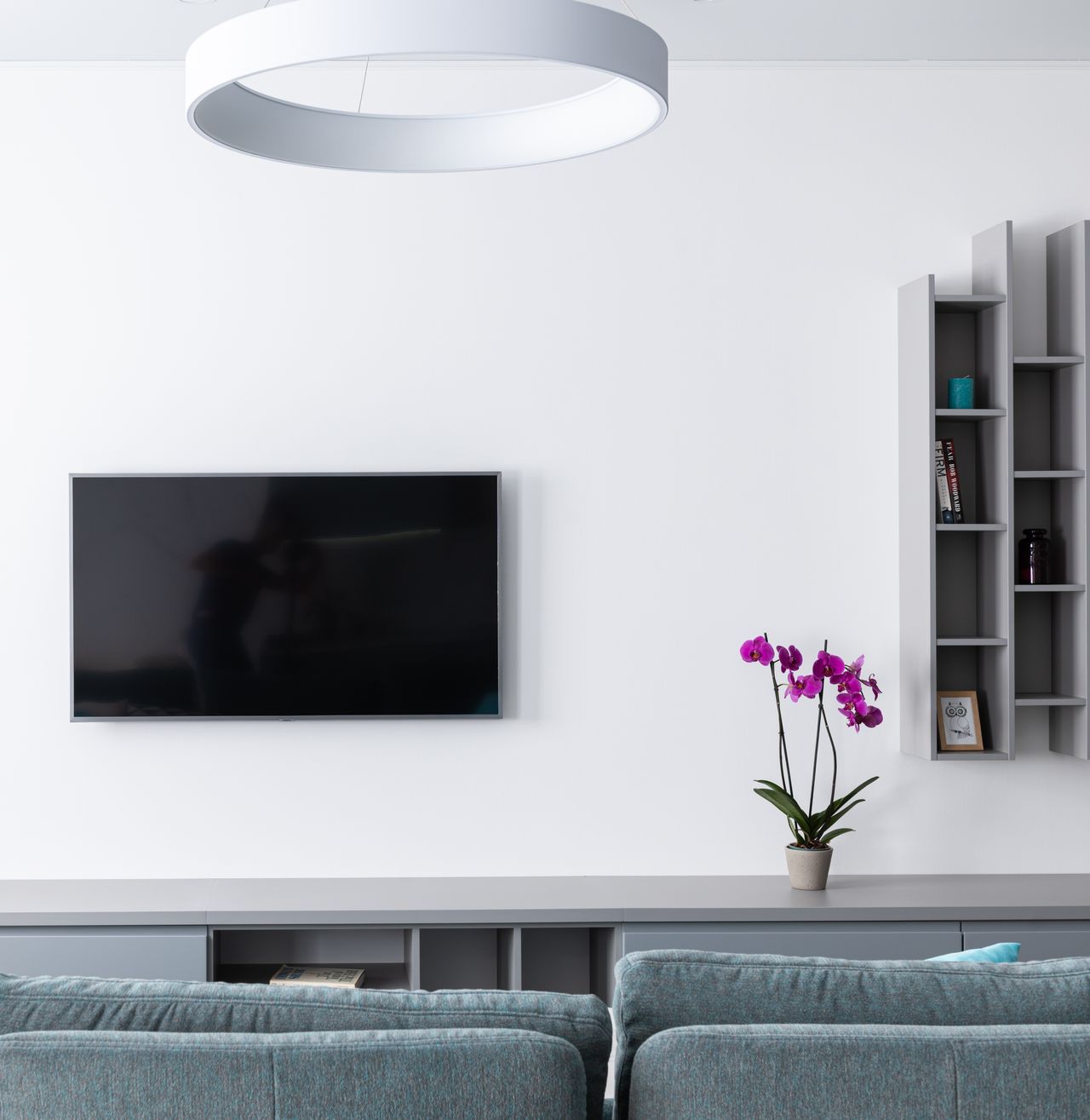 smart-tv i vardagsrummet med den bästa iptv-appen igång